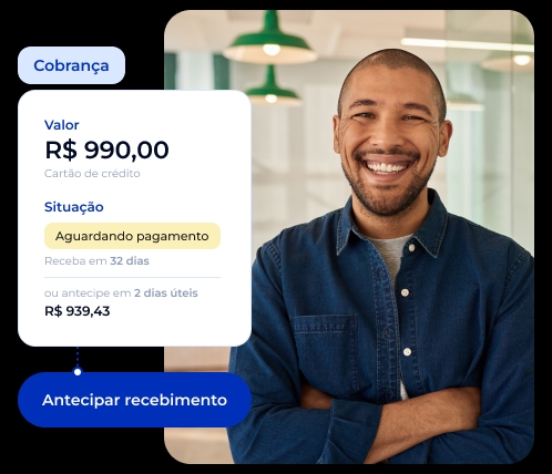 Homem de pele morena, vestindo camisa social e sorrindo de braços cruzados. Ao seu lado, informações sobre uma cobrança no valor de R$ 990,00 que está aguardando o pagamento. O recebimento dessa cobrança irá acontecer em 32 dias, mas há a opção de antecipar em 2 dias úteis e receber o valor de R$ 932,43.