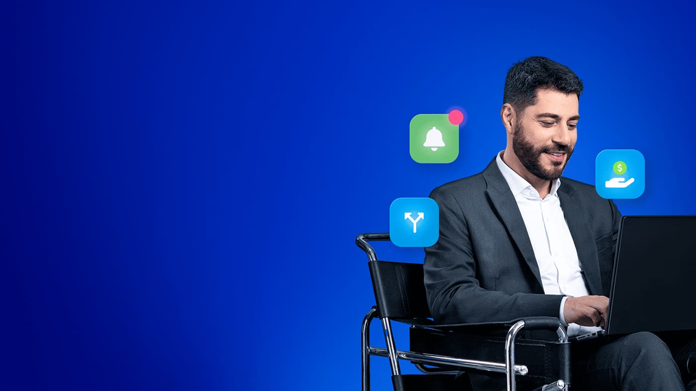 Evaristo Costa veste um terno e está sentado em uma cadeira de escritório com um notebook no colo. Ao redor, ícones de split de pagamento, notificações e recebimento de cobranças.