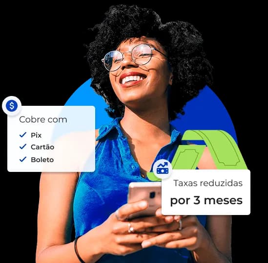 Mulher negra de cabelos curtos, pretos e enrolados, vestindo uma regata azul com botões e óculos de grau redondo metálico. Ela sorri enquanto segura o celular pensando no desconto em taxas de boleto, cartão e Pix que ganhou criando conta com o Asaas
