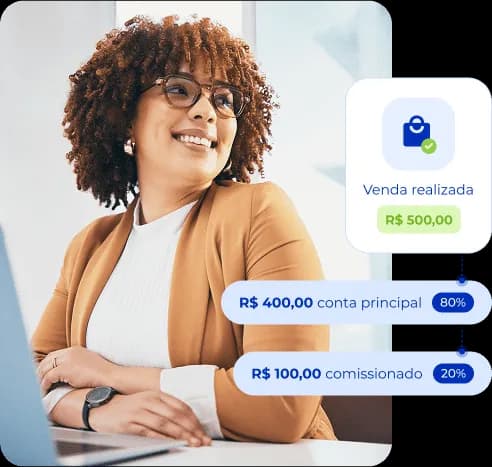 Mulher sentada à mesa de trabalho com o notebook em sua frente. Ela olha sobre seus e sorri. Ao lado há uma simulação do split de pagamento do Asaas, onde uma compra de R$ 500,00 é realizada e o valor dividido entre conta principal e comissionado.