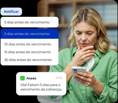 Simulação da interface do Asaas onde é possível escolher como notificar os clientes: 5, 10, 15 ou 20 dias antes do vencimento. Ao lado, uma mulher olhando para a tela do celular que exibe uma notificação de cobrança que diz: “Olá! Faltam 5 dias para o vencimento da cobrança”.
