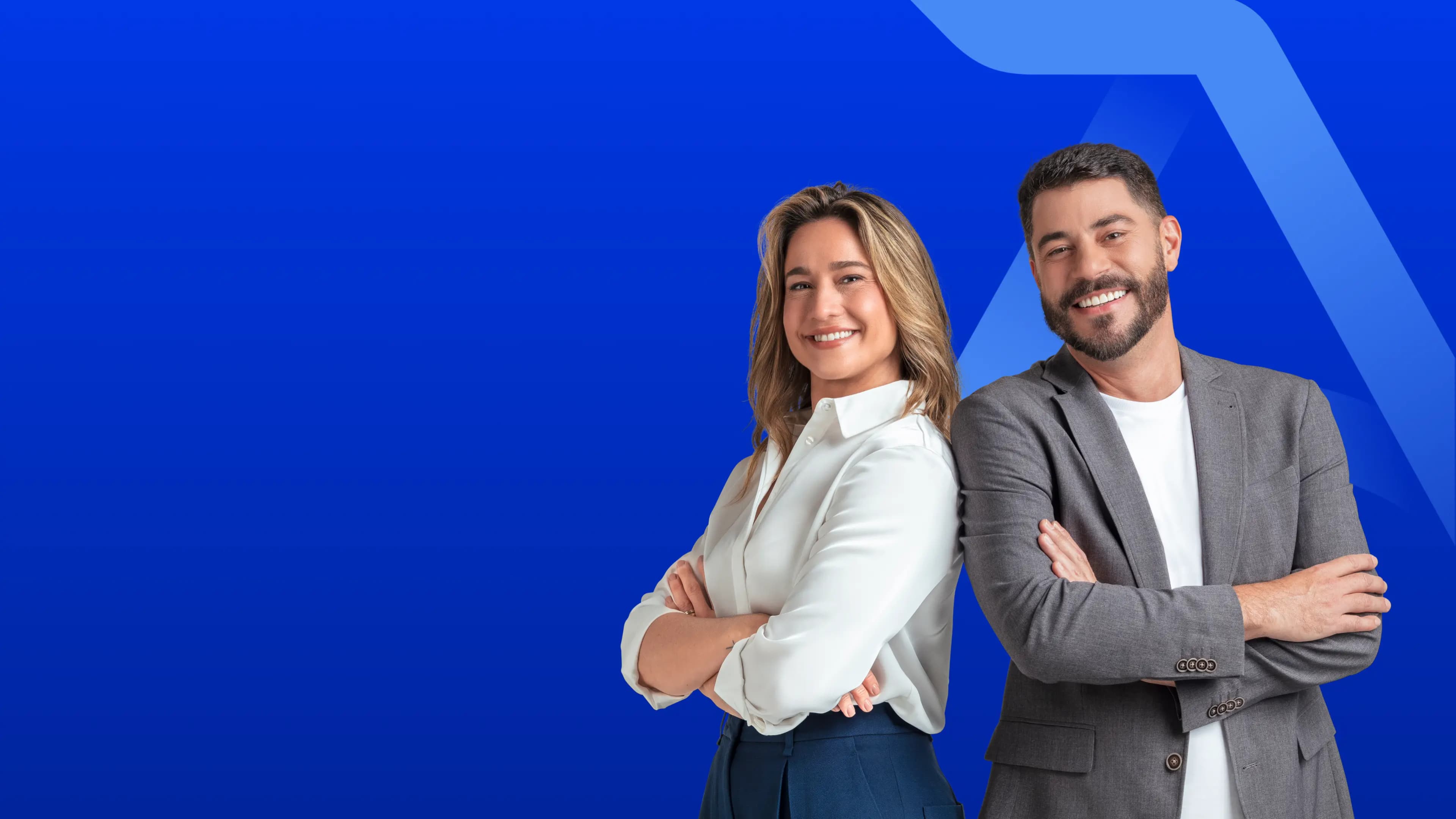 Evaristo Costa e Fernanda Gentil sorrindo para a câmera de braços cruzados.