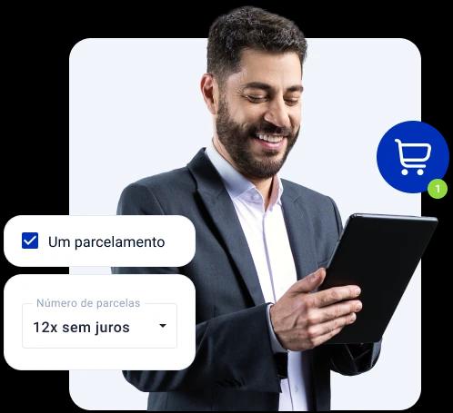 Evaristo Costa sorrindo com um tablet na mão. Ao seu lado, uma simulação de criação da cobrança parcelada dentro do Asaas, com a seleção do número de parcelas.