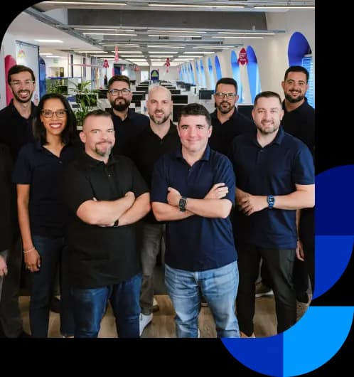 Equipe de diretores do Asaas posando para a câmera no escritório do Asaas.